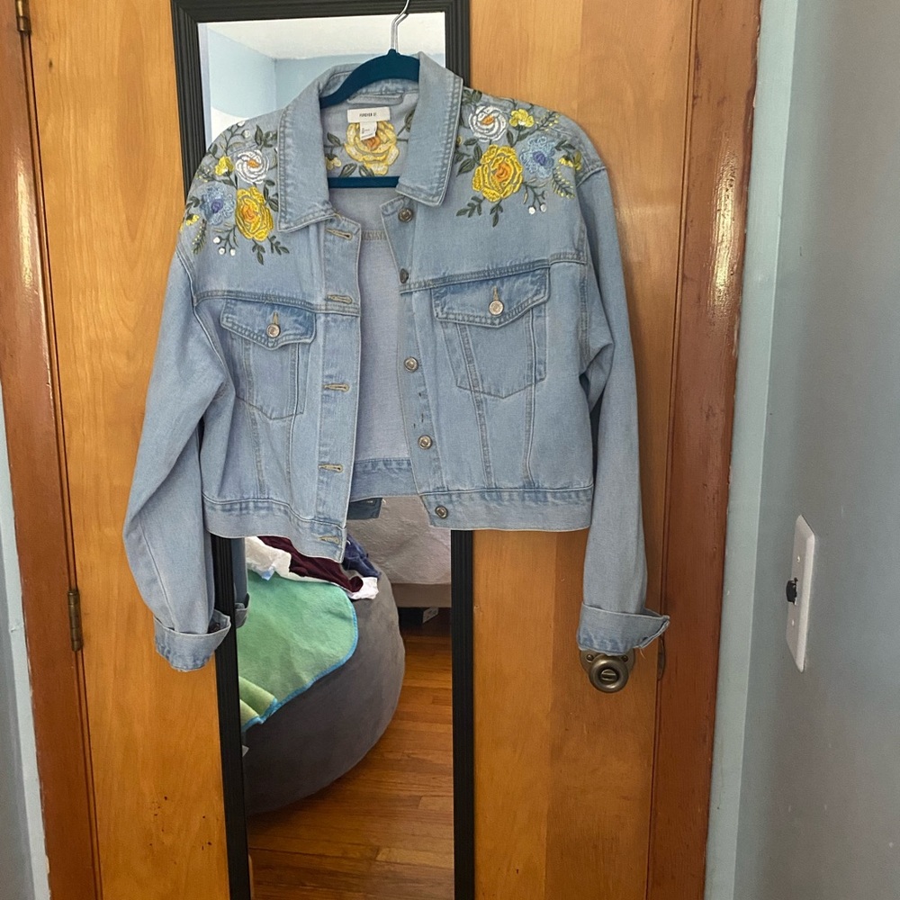 Cropped Jean jacket with flowers